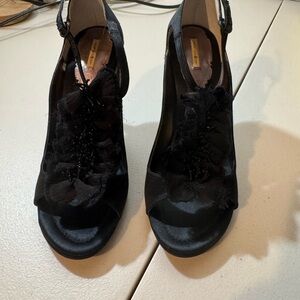 Maxstudio Chic Black Women's Heels with Floral Detail